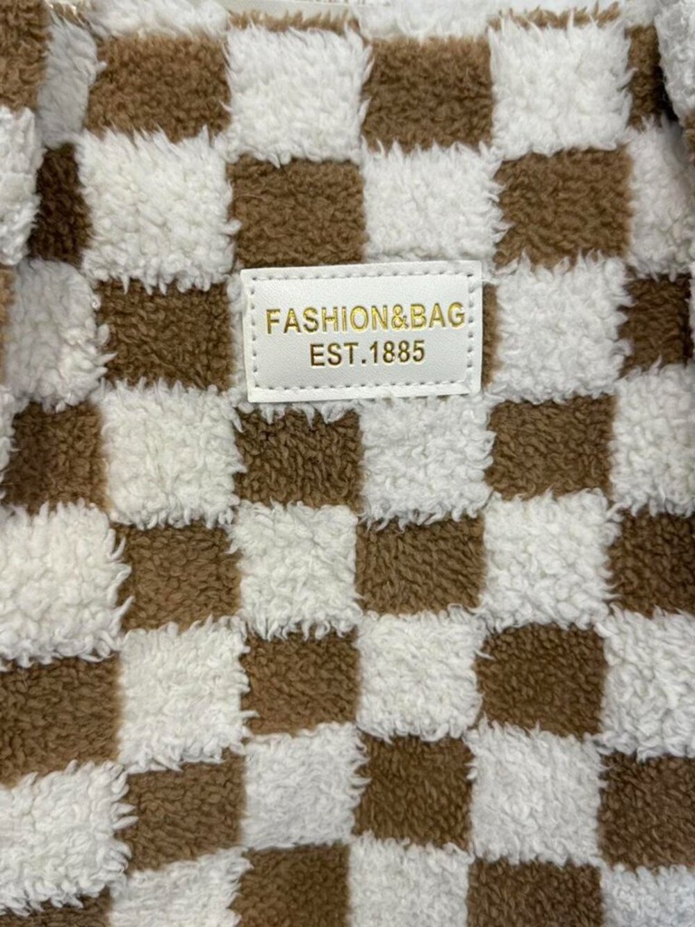Cute brown and white checkered fuzzy shoulder bag!! Perfect for going out 👝 - Picture 3 of 4